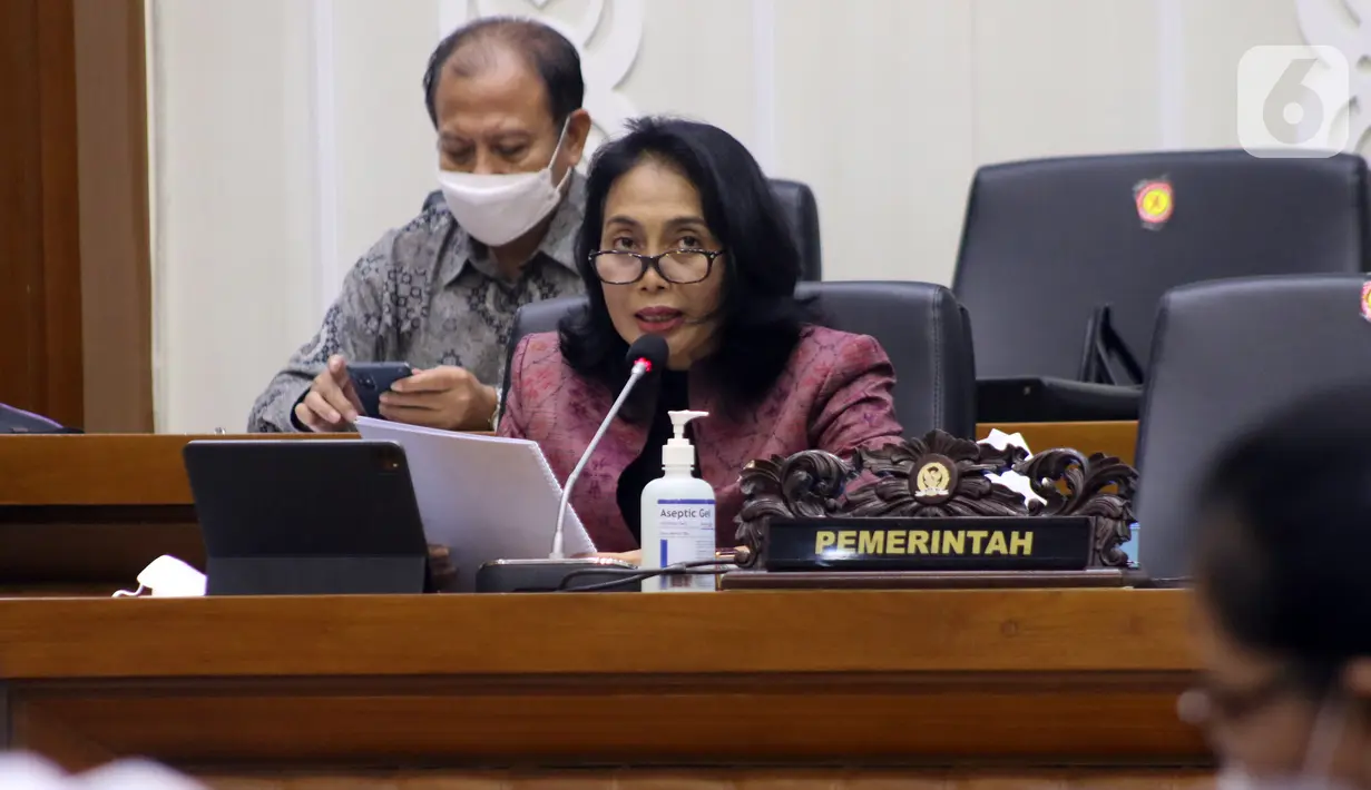 Menteri Pemberdayaan Perempuan dan Perlindungan Anak I Gusti Ayu Bintang Darmawati saat rapat pembahasan RUU TPKS di Gedung Nusantara I, Jakarta, Rabu (6/4/2022). DPR dan pemerintah menyetujui untuk membawa RUU TPKS ke rapat paripurna DPR untuk disahkan menjadi UU. (Liputan6.com/Angga Yuniar)