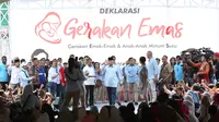 Capres nomor urut dua Prabowo Subianto menyapa emak-emak pada acara Deklarasi Emak-emak dan anak-anak minum susu (Gerakan Emas) di Lapangan stadion Perumnas Klender, Jakarta Timur,Rabu (24/10). (Merdeka.com/Imam Buhori)