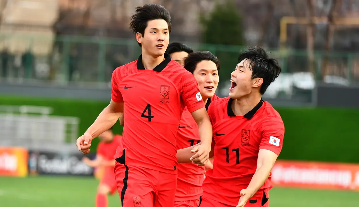 Selebrasi pemain Korea Selatan U-20, Choi Seok-hyun setelah mencetak gol ketiga ke gawang China U-20 pada laga perempatfinal Piala Asia U-20 2023 di JAR Stadium, Tashkent, Uzbekistan, Minggu (12/3/2023). (AFC/Adam Aidil)