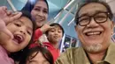 Potret bahagia aktor berdarah Indonesia dan Belanda itu bersama cucu-cucunya saat di Jepang. Aktor berusia 68 tahun itu juga memperhatikan cucu-cucunya  dari Indonesia sampai di Jepang penuh gaya. [Instagram/deddy_mizwar]