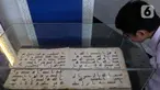 Pengunjung melihat mushaf Al Quran yang dipamerkan di kantor Kementerian Agama, Jakarta, Selasa (11/4/2023).
(Liputan6.com/Herman Zakharia)