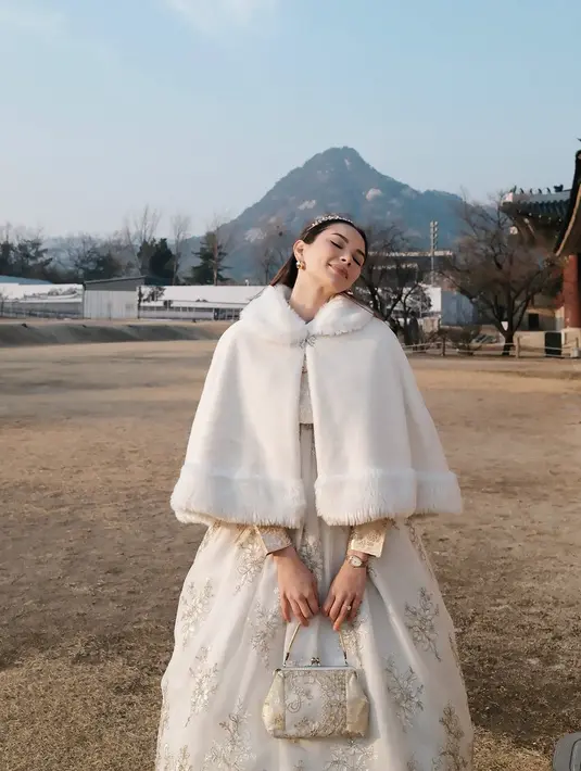 Alyssa Daguise tampil cantik saat kenakan hanbok putih bermotif emas dengan siluet longgar. [@alyssadaguise]