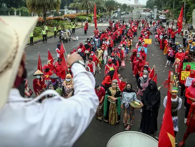 Massa yang tergabung dalam Serikat Rakyat Miskin Indonesia (SRMI) berunjuk rasa di kawasan Patung Kuda, Jakarta, Selasa (27/10/2020). Dalam aksi tersebut massa menuntut pencabutan Omnibus Law Undang-Undang Cipta Kerja yang dianggap merugikan masyarakat miskin. (Liputan6.com/Faizal Fanani)