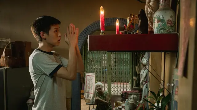 Putthipong Assaratanakul sebagai M dalam film How To Make Millions Before Grandma Dies. (Foto: Dok. KlikFilm)