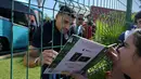 Pemain depan Iran, Mehdi Taremi, memberikan tanda tangan untuk para penggemar di luar Hotel Marriott sebelum berangkat untuk sesi latihan di Tijuana, Meksiko, pada 10 Juni 2026, menjelang turnamen sepak bola Piala Dunia FIFA 2026. (Guillermo Arias/AFP)