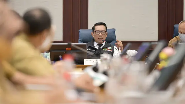 Gubernur Jawa Barat Ridwan Kamil Pimpin Rapat.