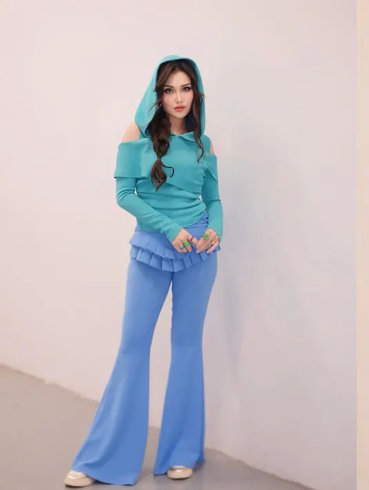 Gaya gemas nan cantik memesona Ayu Ting Ting pakai hoodie top hijau dengan detail cut-outs di bagian bahu, dipadunya dengan celana panjang biru ber-statement di bagian pinggangnya. [Foto: Instagram/ayutingting92]