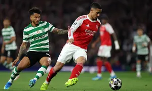 Bek Arsenal, William Saliba, mendapat tekanan dari penyerang Sporting CP, Luis Suárez, dalam pertandingan leg kedua perempat final Liga Champions 2025/2026 antara Arsenal dan Sporting CP di Emirates Stadium, London utara, pada 15 April 2026. (Adrian Dennis / AFP)
