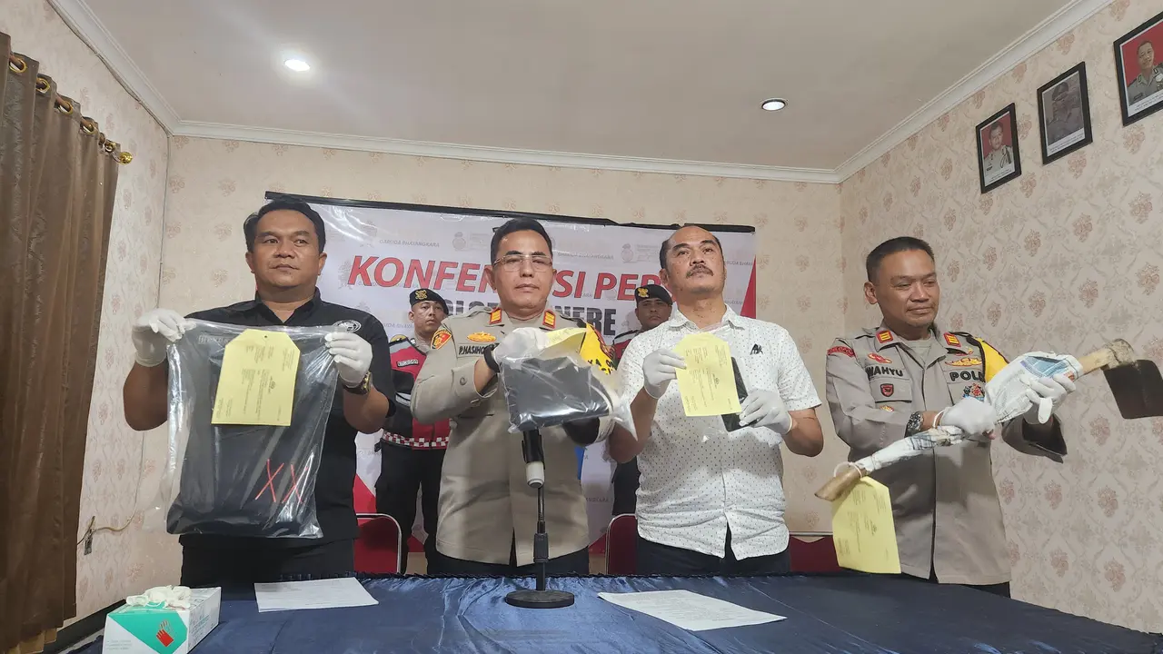 Kapolsek Cinere, AKP Pesta Hasiholan Siahaan saat memperlihatkan barang bukti milik tersangka anak berinisial AI yang lukai warga saat tawuran di Cinere, Depok (Liputan6.com/Dicky Agung Prihanto)