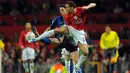 Bek Tengah - Rio Ferdinand, Sir Alex Ferguson menyebutnya Beckenbauer dari Inggris karena ketegasan dan kelugasannya. Mantan pemain Leeds United itu selama 12 tahun mengawal lini belakang MU. (AFP/Andrew Yates)