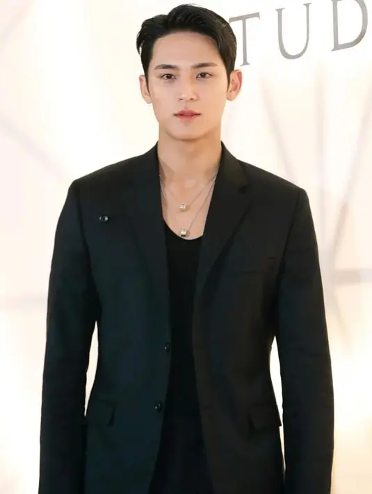 Di event ini, Mingyu juga tampil serba hitam. Ia memilih setelan jas dan celana panjang hitam, dengan inner yang juga berwarna hitam. Mingyu tampak menambahkan beberapa aksesori berupa kalung, cincin, dan jam tangan BVLGARI untuk menyempurnakan keseluruhan penampilannya. [Foto: Instagram/mingyu.9]