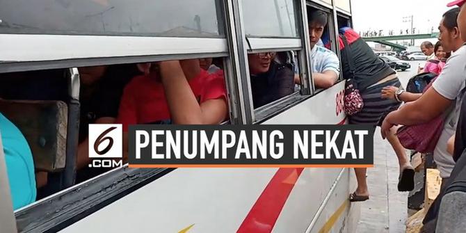 VIDEO: Bus Penuh, Para Penumpang Nekat Masuk Lewat Jendela