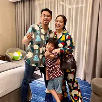 "Ya ampun doa aa (saapan Rafahtar) akhirnya dikabulkan Allah. Dia kan salat selalu doain mba Gigi karena mau punya adik," ujar Lala sambil memeluk Rafahtar. (Instagram/raffinagita1717)