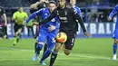 Bek Juventus, Danilo (kanan) berebut bola dengan bek Empoli, Ardian Ismajli (kiri) dalam pertandingan lanjutan Liga Serie A Italia di stadion Carlo-Castellani di Empoli, Minggu (27/2/2022). Juventus menang tipis atas Empoli 3-2. (AFP/Alberto Pizzoli)