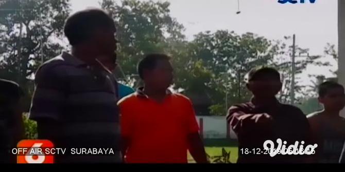 VIDEO: Sopir Lalai, Truk Muatan Cabai Terbalik di Rumah Warga Jember