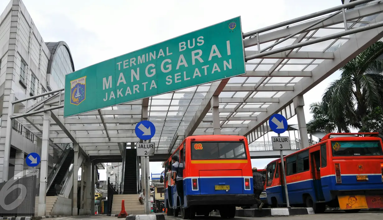 Sejumlah bus memasuki  Terminal Manggarai, Jakarta, Jumat (15/4/2016). Pemprov DKI berencana menyerahkan pengelolaan halte dan terminal kepada pihak swasta, Salah satu terminal yang akan diserahkan ke swasta adalah Manggarai. (Liputan6.com/Yoppy Renato)