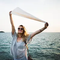 Meski wajahnya terlihat ceria, beberapa shio ini terkadang hatinya lagi galau, lho. (Sumber foto: pexels.com)