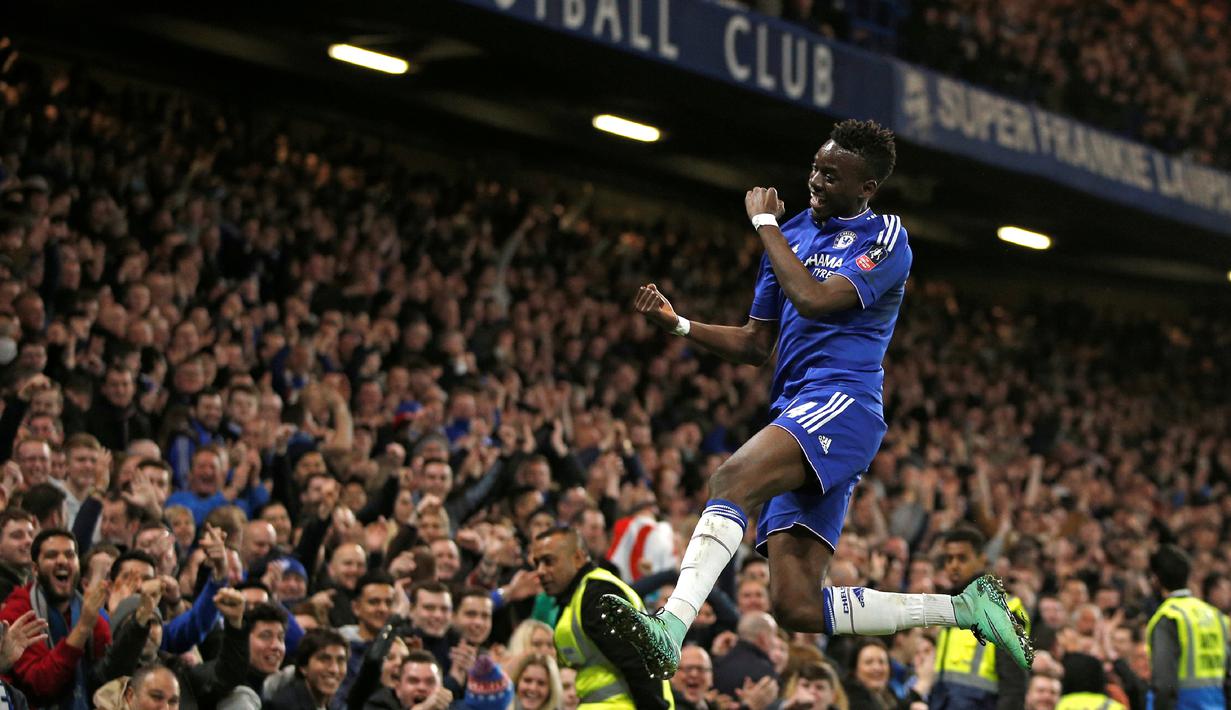 Ekspresi pemain Chelsea, Bertrand Traore, saat merayakan gol yang dicetaknya ke gawang Manchester City dalam laga putaran kelima Piala FA di Stadion Stamford Bridge, London, Minggu (21/2/2016) malam WIB. (AFP/Adrian Dennis)