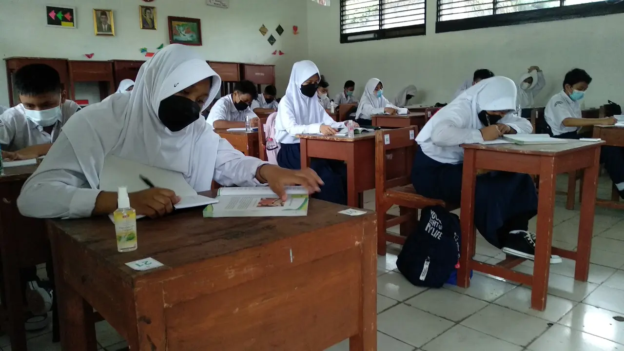 Pelajar SMP Negeri 1 Tambun Selatan, Bekasi mengikuti Pembelajaran Tatap Muka (PTM) terbatas.