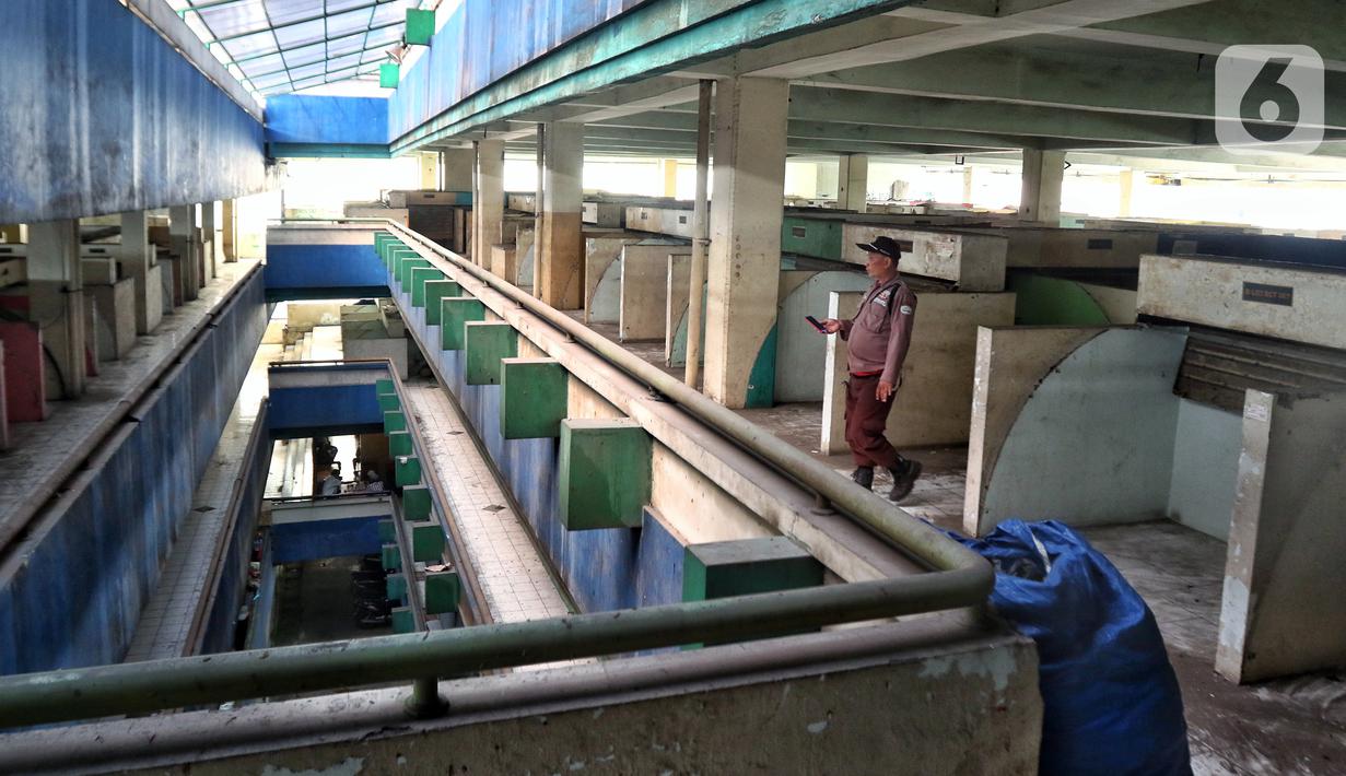 Petugas keamanan melakukan pengecekan area Blok G Pasar Tanah Abang yang sepi dari aktivitas pedagang, Jakarta, Selasa (13/7/2023). Penjabat (Pj) Gubernur DKI Jakarta Heru Budi Hartono mengatakan, pihaknya akan merevitalisasi Blok G Pasar Tanah Abang yang kondisinya kini memprihatinkan akibat ditinggalkan oleh pedagang. (Liputan6.com/Angga Yuniar)