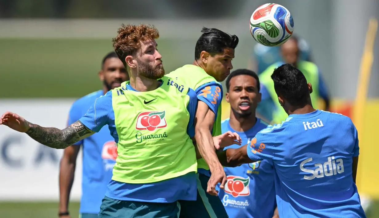 Bek Brasil, Leo Pereira (kiri), Douglas Santos (tengah) dan Alexsandro berebut bola tinggi selama sesi latihan sebagai bagian dari persiapan menghadapi pertandingan sepak bola Piala Dunia 2026 melawan Maroko di Fasilitas Latihan Columbia Park, Morristown, New Jersey, pada 9 Juni 2026. (MAURO PIMENTEL/AFP)
