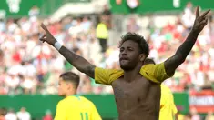 Pemain Brasil, Neymar melakukan selebrasi usai mencetak gol ke gawang Austria dalam laga persahabatan di Stadion Ernst Happel, Wina, Austria, Minggu (10/6). Brasil melumat Austria dengan skor 3-0. (AP Photo/Ronald Zak)