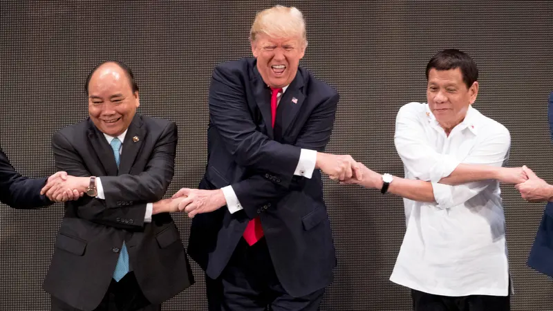 Donald Trump Saat Lakukan ASEAN Handshake