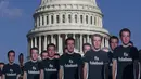 100 potongan karton CEO Facebook Mark Zuckerberg yang mengenakan kaos bertuliskan "fix fakebook" berjejer di halaman Capitol AS di Washington DC (10/4). Sebelmunya, Zuckerberg tersandung skandal kebocoran data Facebook. (Zach Gibson / Getty Images / AFP)