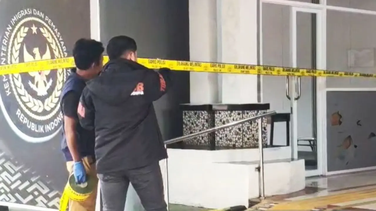 Personel Satreskrim Polres Gowa memasang garis polisi saat olah TKP atas dugaan tindak pidana pengerusakan Lapas Kelas IIA Narkotika Bollangi, Sungguminasa, Sulawesi Selatan.