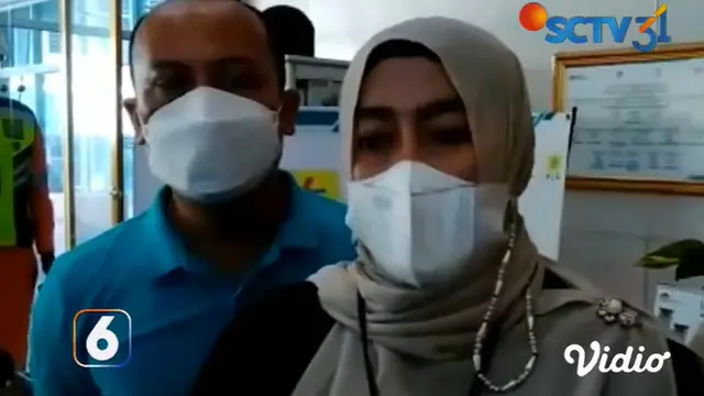 Petugas PLN UP3 Medan bernama Ayu Miranda saat memberikan laporan ke polisi. Dok SCTV