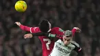 Pemain Fulham Andreas Pereira (kanan) dan pemain Liverpool Luis Diaz melompat untuk merebut bola pada pertandingan sepak bola leg kedua semifinal Piala Liga Inggris atau Carabao Cup di Stadion Craven Cottage, London, Inggris, Rabu (24/1/2024). (AP Photo/Kin Cheung)