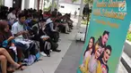 Peserta menunggu audisi Liga Dangdut Indonesia 2 (LIDA 2) di Wisma Perdamaian Semarang, Jawa Tengah, Minggu (16/12). Indosiar menggelar audisi LIDA 2 secara serentak di tiga provinsi hari ini. (Liputan6.com/Gholib)
