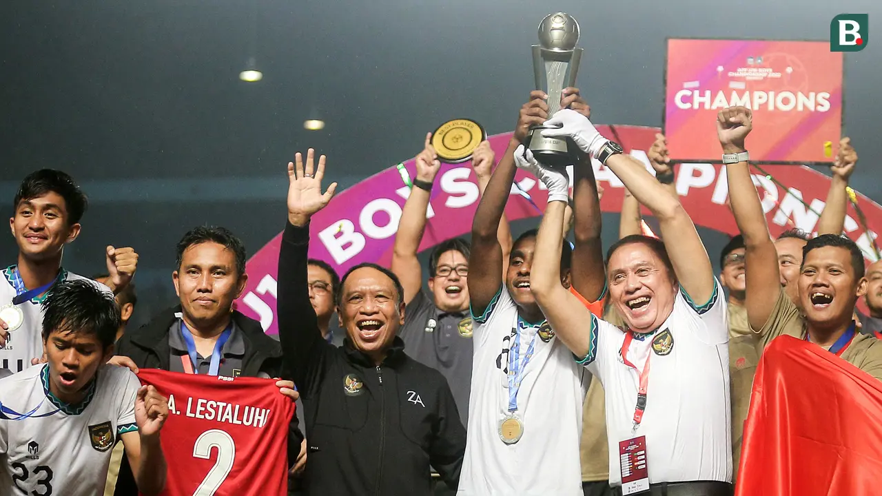Foto: Bima Sakti dan Timnas Indonesia U-16 Kasih Kado Trofi Juara Piala AFF U-16 2022 untuk Kemerdekaan RI