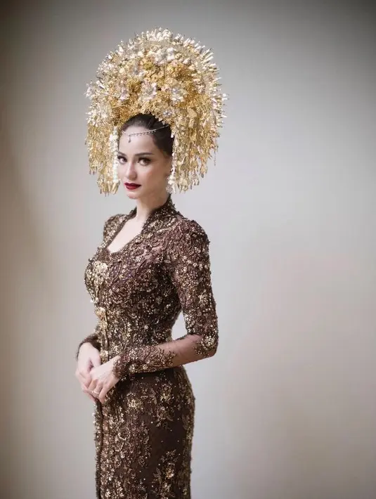 Enzy Storia juga melepas masa lajang di tahun 2023, saat akad nikah ia memilih mengenakan adat Minang dengan kebaya panjang berpayet dari Vera Anggraini, lengkap dengan suntiang. [@enzystoria]