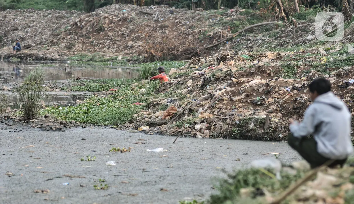 Warga memancing di Situ Pengarengan yang penuh sampah dan sedimentasi lumpur, Depok, Jawa Barat, Minggu (10/10/2021). situ atau waduk sebagai upaya pengendalian banjir. (merdeka.com/Iqbal S Nugroho)