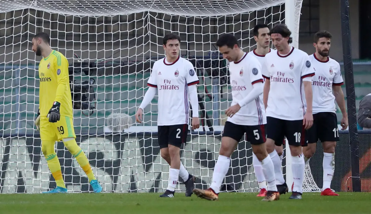 Kiper AC Milan, Gianluigi Donnarumma kecewa gawangnya kebobolan saat melawan Hellas Verona pada lanjutan Serie A Italia di Bentegodi stadium, Verona, (17/12/2017). MIlan kalah 0-3.  (Simone Venezia/ANSA via AP)