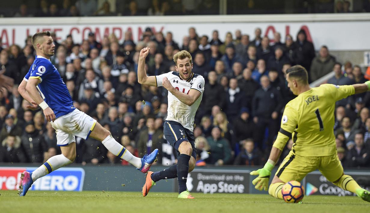 Striker Tottenham Hotspur, Harry Kane, mencetak gol ke gawang Everton di Stadion White Hart Lane, Minggu, (05/04/2017). Harry Kane menjadi top skorer Premier League setelah mencetak 29 gol. (EPA/Gerry Penny)