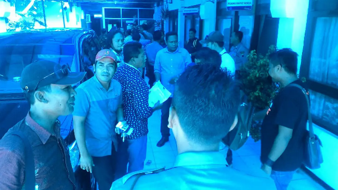 Puluhan Kepala Desa Gruduk Kantor Bupati Brebes