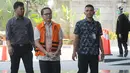 Kepala Bidang Perikanan Tangkap DKP Pemprov Kepri, Budi Hartono (tengah) tiba untuk menjalani pemeriksaan di Gedung KPK, Jakarta, Selasa (6/8/2019). Pemeriksaan dilakukan untuk mendalami kasus dugaan suap izin lokasi rencana reklamasi di wilayah Kepri Tahun 2018/2019. (merdeka.com/Dwi Narwoko)