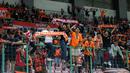 Suporter Persija Jakarta pun semringah melihat hasil akhir pertandingan pekan ke-23 BRI Liga 1 2023/2024 yang dimenangkan oleh Persija Jakarta 1-0 atas PSS Sleman yang berlangsung di Stadion Patriot Chandra Bhaga, Bekasi, Sabtu (16/12/2023). (Bola.com/Bagaskara Lazuardi)</p>