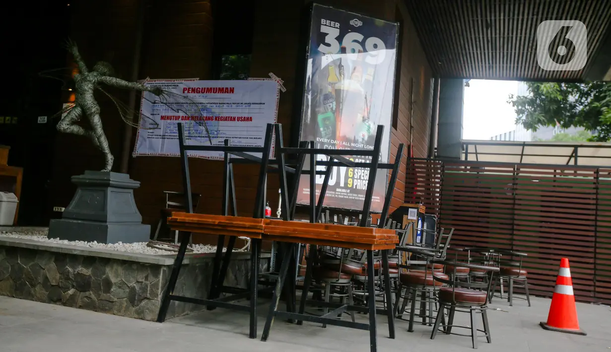 Suasana sepi usai petugas Satpol PP menempelkan sticker berisi informasi penutupan dan penyegelan outlet Holywings Epicentrum di Kuningan, Jakarta, Selasa (28/6/2022). Pemprov DKI cabut Izin usaha 12 Kafe Holywings yang berada di Ibu Kota. (Liputan6.com/Faizal Fanani)