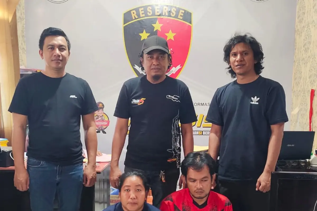 Sepasang suami istri berinisial MT (34) dan NA (31) ditetapkan sebagai tersangka setelah terbukti mencuri dan menyalahgunakan kartu ATM milik tetangganya sendiri.