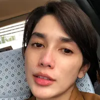 Ussy Sulistiawaty mengawali karier sebagai aktris sinetron sebelum terjun ke industri musik. Penampilannya yang cantik meski tanpa makeup menjadi modal penting untuk tetap konsisten di dunia hiburan Tana Air.
 (Liputan6.com/IG/@ussypratama)