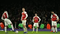 Para pemain Arsenal tampak kecewa saat dikalahkan Manchester United pada laga Piala FA di Stadion Emirates, London, Jumat (25/1). Arsenal kalah 1-3 dari MU. (AFP/Daniel Leal-Olivas)