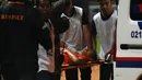 Ismed Sofyan (Persija) harus dilarikan ke rumah sakit akibat benturan keras dengan pemain Gresik United pada laga lanjutan ISL di stadion GBK Jakarta, (29/4/2014). (Liputan6.com/Helmi Fithriansyah)