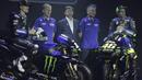 Pebalap Monster Energy Yamaha, Valentino Rossi dan Maverick Vinales saat peluncuran motor baru untuk MotoGP 2019 di Hotel Four Season, Senin (4/2). Motor baru tersebut diharapkan bisa mengangkat performa Yamaha. (Bola.com/Okie Prabhowo)