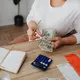 Pengeluaran kecil yang tampak sepele bisa berdampak besar pada kondisi finansial jika dilakukan terus-menerus. [Dok/Pexels.com/kaboompics].