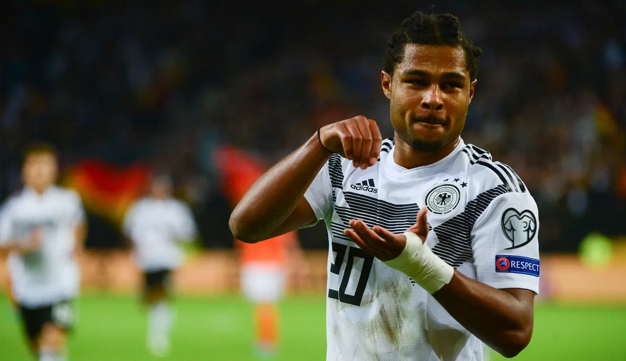 Penyerang Jerman, Serge Gnabry berselebrasi usai mencetak gol ke gawang Belanda pada pertandingan grup C  kualifikasi Euro 2020 di Hamburg, Jerman (6/9/2019). Belanda menang telak 4-2 atas Jerman. (AFP Photo/Patrik Stollarz)