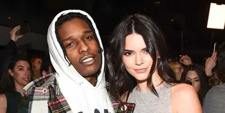 Petualangan cinta Kendall Jenner akhirnya menemukan titik cerah. Model cantik ini resmi menjalin asmara dengan rapper A$AP Rocky. (Dailymail/Bintang.com)