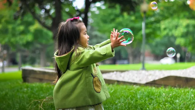 Ilustrasi anak bermain, masa kecil